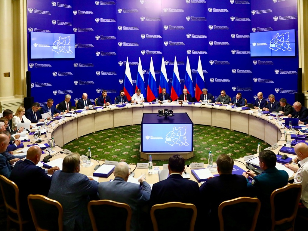 На заседании Совета округа обсудили меры социальной поддержки участников СВО.