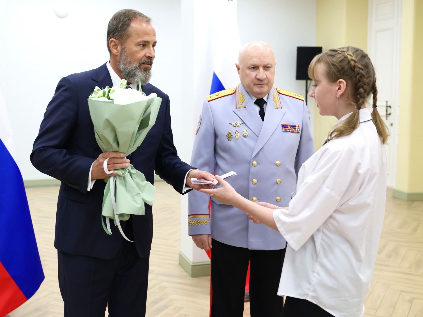 Игорь Комаров в преддверии Дня России вручил паспорта юным нижегородцам .