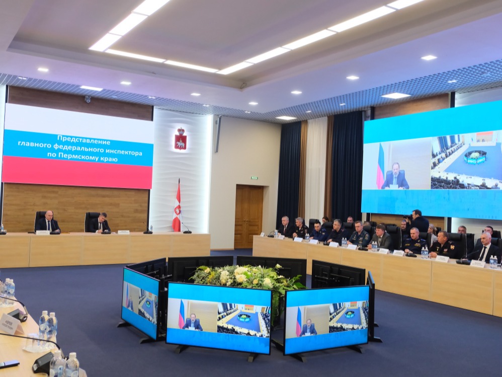 Полпред Игорь Комаров представил нового ГФИ по Пермскому краю.