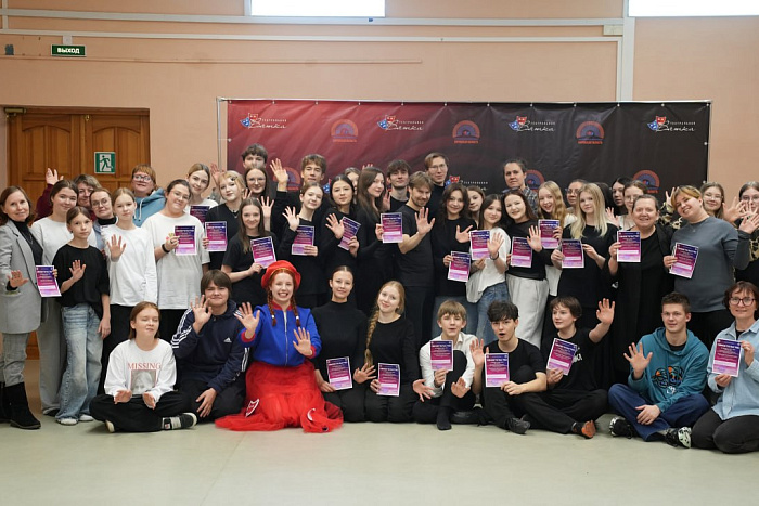 Для молодых актеров прошел мастер-класс по жонглированию.