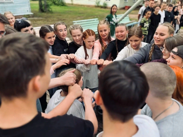 Для детей участников СВО продлен прием заявлений на путевки в лагеря.